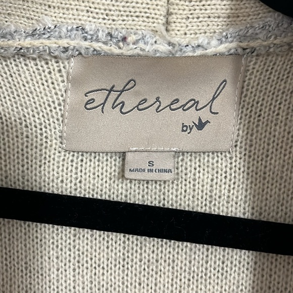 ethereal Pullover Two-Toned Sweater with Pockets - Picture 2 of 6